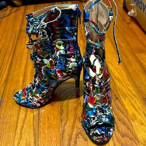 VEUC like new Liliana lace up peep toe graffiti high heel shiny booties